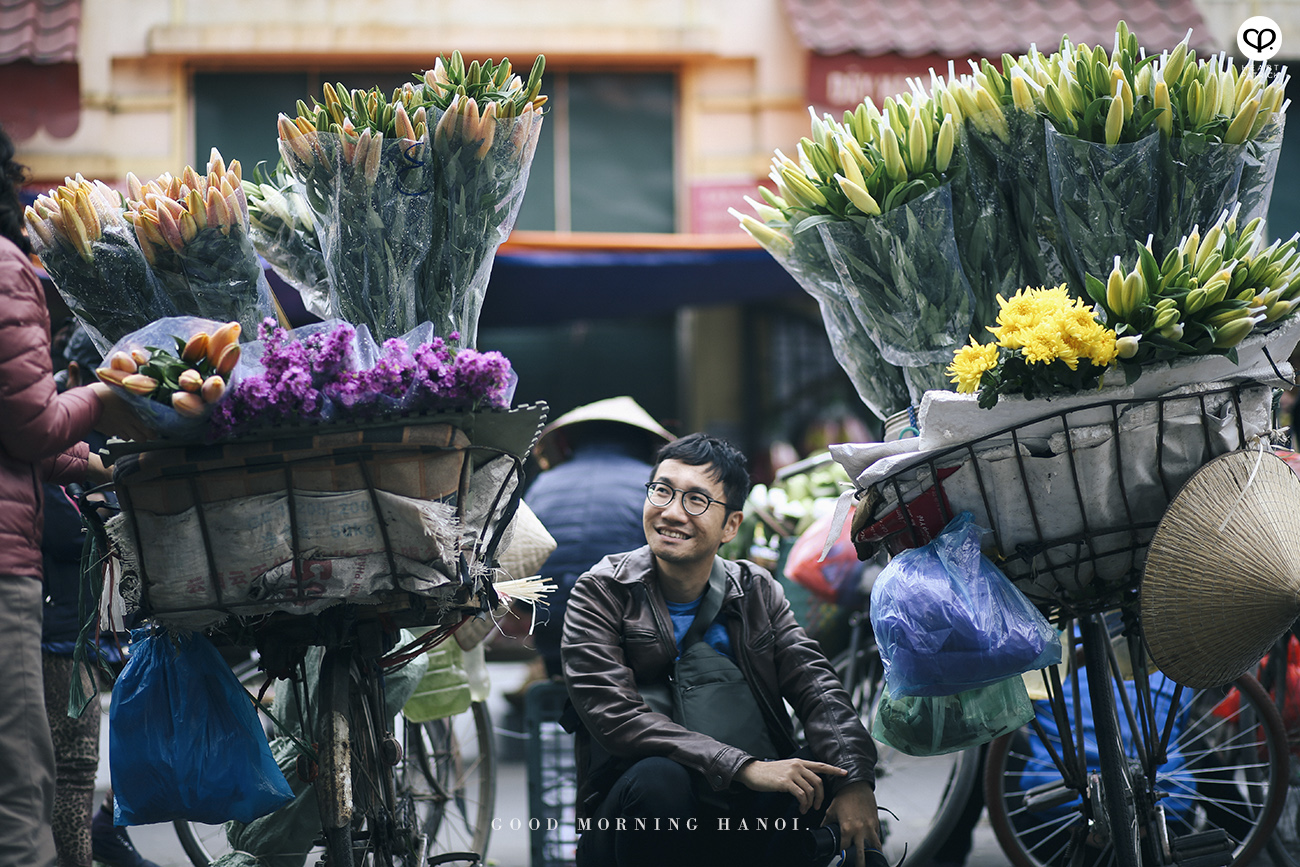 heartpatrick travel hanoi vietnam street photography street vendor flower