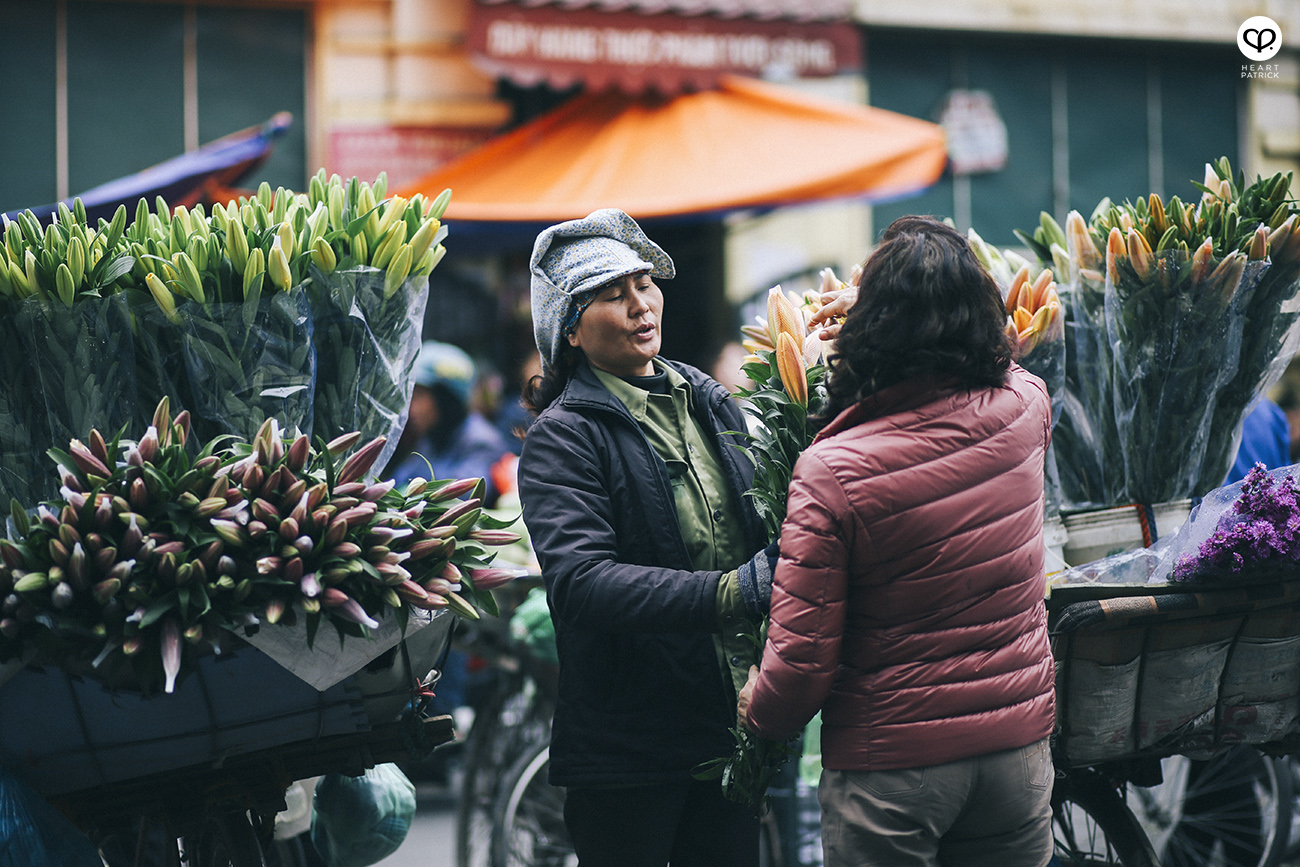 heartpatrick travel hanoi vietnam street photography street vendor flower