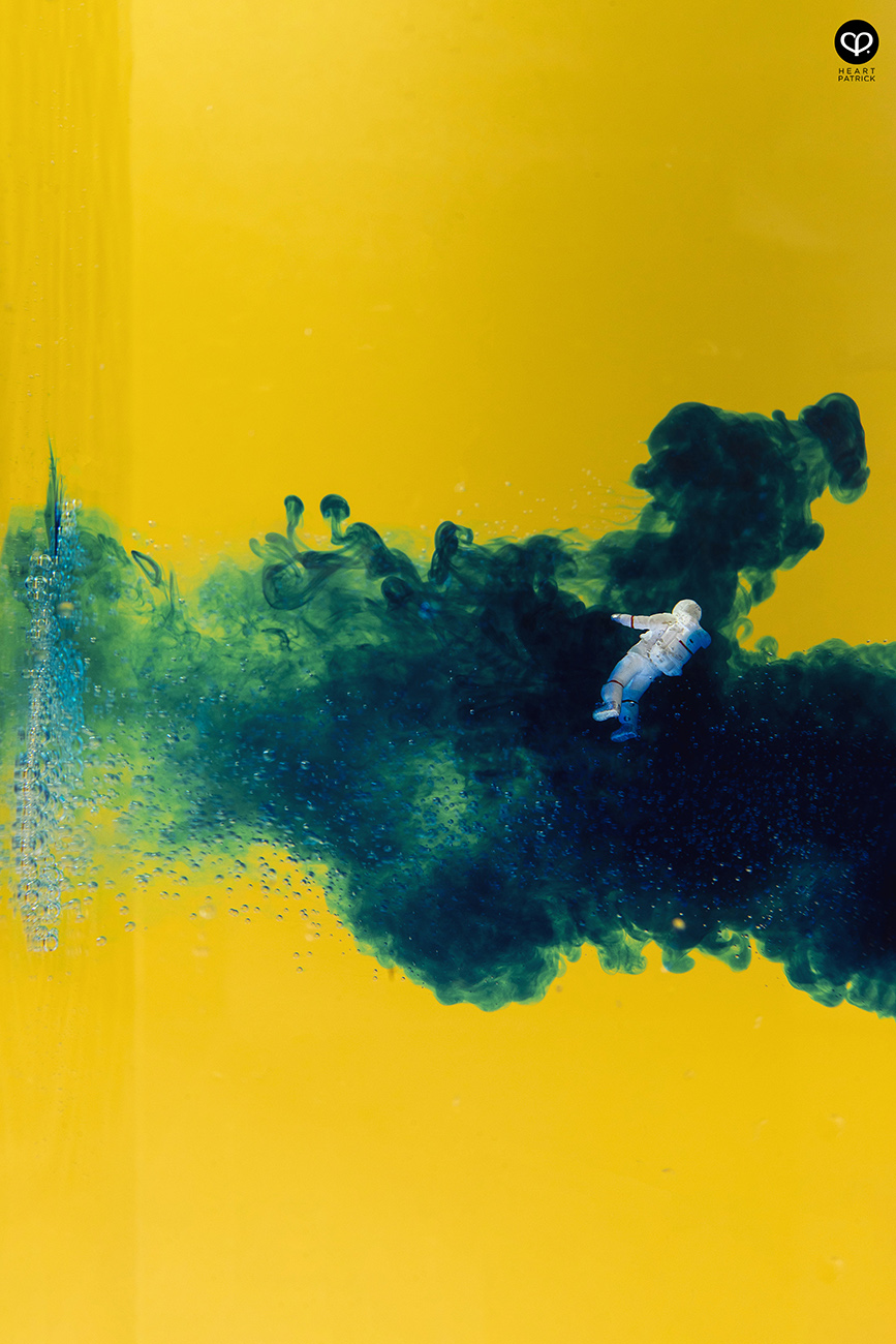 heartpatrick photographer miniature macro photography astronaut colorful ocean food dye water